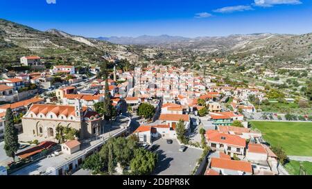 Antenne Vogelperspektive von Kalavasos Village Tal, Larnaca, Zypern. Eine traditionelle Stadt mit keramischer Dachziegel ein griechisch-orthodoxen christlichen Kirche und mu Stockfoto