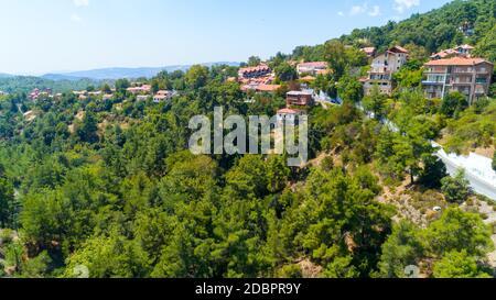 Luftaufnahme von Pano Platres Dorf, winter Resort, Troodos-gebirge, Limassol, Zypern. Aus der Vogelperspektive Pinienwald, Red roof Fliesen- Häuser, Stockfoto