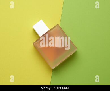 Pink voll Flasche mit Milchglas Parfüm liegt auf einem farbigen Hintergrund, flach legen Stockfoto