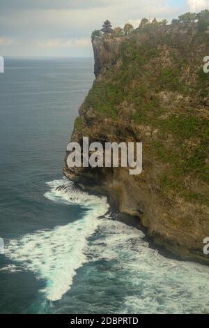 Uluwatu Tempel Pura Luhur Uluwatu ist ein balinesischer hinduistischer Meertempel in Uluwatu. Es ist bekannt für seine herrliche Lage, hoch oben auf einem Stockfoto