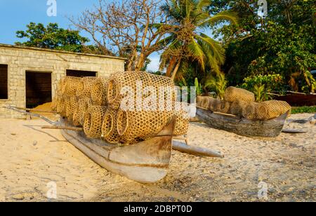 Traditionelle madagassische Bambusweben Krustenfischfangfalle am Strand in Nosy Be. Madagaskar Landschaft Szene. Stockfoto