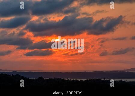 Wunderschöner Sonnenuntergang auf dem indischen Ozean in Nosy Be Island, Madagaskar Stockfoto