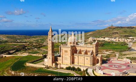 Berühmte Ta Pinu Kirche auf der Insel Gozo - Malta von oben - Luftaufnahmen Stockfoto