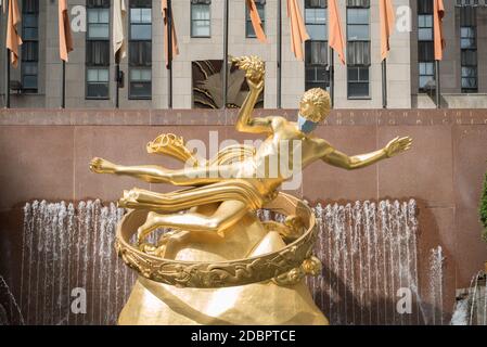 Manhattan, New York. USA. 01. Oktober 2020. USA. Statue des Prometheus mit Gesichtsmaske auf der Lower Plaza des Rockefeller Center in Midtown Stockfoto