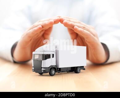 Weiße Fracht Lieferung LKW Miniatur durch Hände geschützt Stockfoto