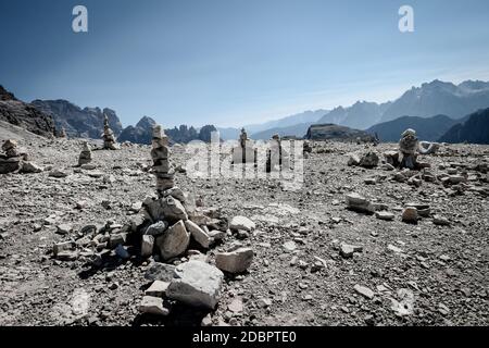 Stacked Stones (Cairns) auf dem Monte Paterno (Paternkofel) Berg der Tre Cime de Lavaredo Rundstrecke in den Dolomiten, europäischen Alpen, Norditalien. Stockfoto