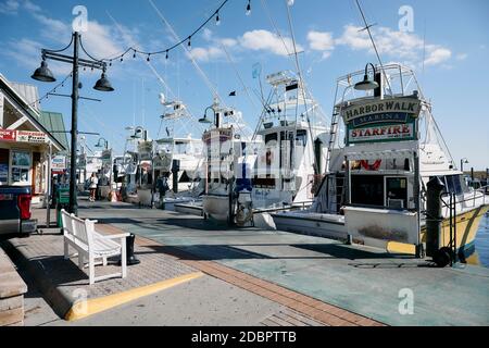 Destin sport und kommerziellen Fischerboote vertäut am Harborwalk Marina in Destin, Florida USA. Stockfoto