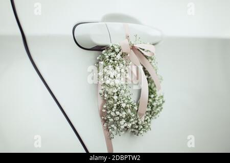 Schöne Dekoration der Türgriff mit Blumen auf der Hochzeitszug Stockfoto