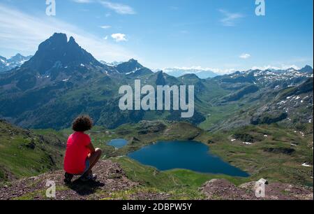 Wandern Frau suchen Pic du Midi Ossau in den französischen Pyrenäen Stockfoto