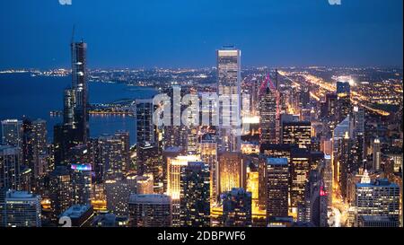 Chicago bei Nacht - erstaunliche Luftaufnahme über die Wolkenkratzer - CHICAGO, ILLINOIS - 12. JUNI 2019 Stockfoto