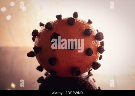 Pomander mit Mandarine und getrockneten Zimtblüten. Traditioneller Raumduft und Konzept der weihnachtszeit während der Coronavirus-Pandemie. Stockfoto