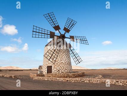 Runde Steinwindmühle bei Tefia auf Fuerteventura, Kanarische Inseln, Spanien Stockfoto