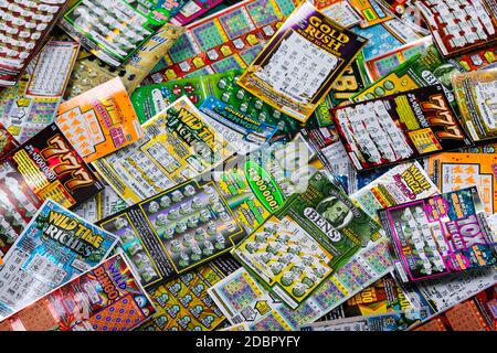 Gebrauchte Michigan Instant Scratch Games Lottoschein Hintergrund. Selektiver Fokus. Stockfoto