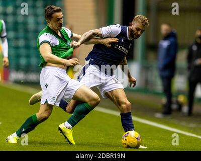 Easter Road, Edinburgh, Schottland, Großbritannien. 15. November 2020 Stephen McGinn von Hibernian und Finlay Robertson von Dundee während des finalen Betfred Cup grou Stockfoto