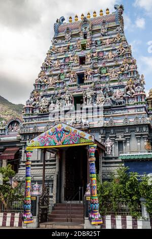 Hindu Tempel mit bunten Fassade namens Arulmihu Navasakti Vinyagar Tempel in Victoria auf der Insel Mahé Seychellen Stockfoto