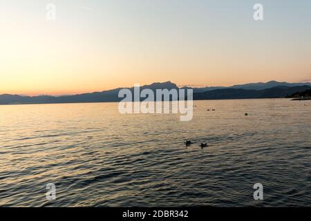Schönen Sonnenuntergang am Gardasee in Italien Stockfoto