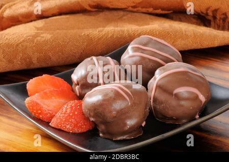 Ein Teller mit Schokoladencreme Erdbeeren Stockfoto