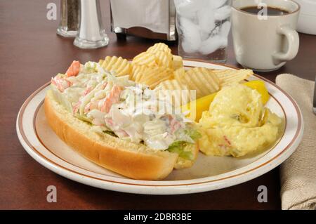 Krabbenbrot mit Senfkartoffelsalat und Kartoffelchips Stockfoto