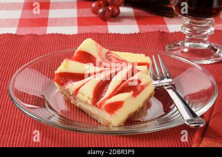 Gourmet-Erdbeer-Käsekuchen mit Kaffee Stockfoto