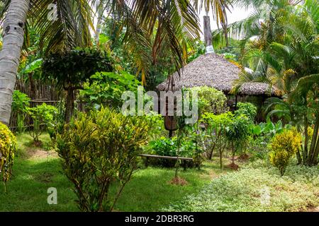 Dorf mit hölzernen Cottages und Bunte Handtücher für Verkauf an Lokobe Natur strenges Reservat in Madagaskar, Nosy Be, Afrika Stockfoto