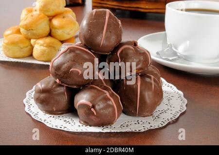 Eine Pyramide aus schokoladenüberzogenen Erdbeer-Sahne-Puffs Stockfoto