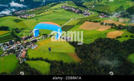 Gleitschirmfliegen. Falten Sie die Ohren. Stockfoto