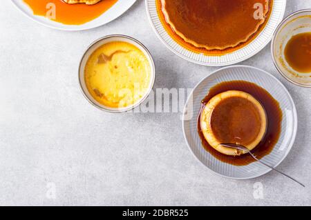 Pudding Creme Karamell Flan Dessert Ofen gekocht. Hausgemachte Milch und Ei Dessert mit karamellisierten Zuckersoße auf steingrauem Hintergrund Stockfoto