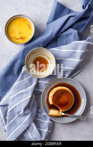 Pudding Creme Karamell Flan Dessert Ofen gekocht. Hausgemachte Milch und Ei Dessert mit karamellisierten Zuckersoße auf steingrauem Hintergrund Stockfoto