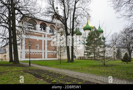 Kloster des Heiligen Euthymius in Susdal, Russland. Verklärung Kathedrale und Glockenturm. Stockfoto