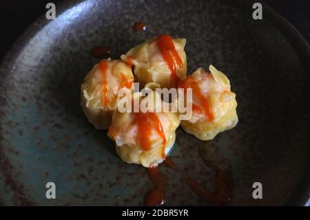 Garnelen Knödel auf Keramikschale . Stockfoto