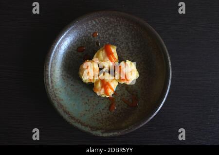 Garnelen Knödel auf Keramikschale . Stockfoto