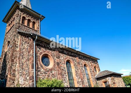 Historische Sankt Bonifatius Kirche in einem kleinen Dorf von Butterstadt, Main Kinzig Kreis, Hessen, Deutschland Stockfoto