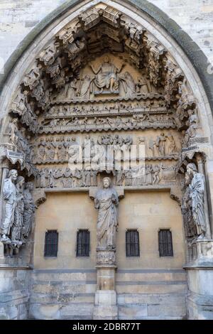 Blick auf das Portal der Kathedrale Notre Dame in Reims, Frankreich Stockfoto