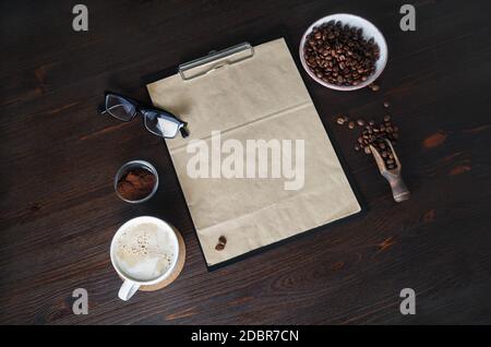 Leere Retro-Schreibwaren und Kaffee auf Holztisch Hintergrund. Stillleben mit Kaffee. Stockfoto
