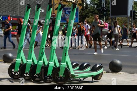 Bukarest, Rumänien - 23. Juli 2020: Bolt Elektroroller sind auf einem Bürgersteig in Bukarest geparkt. Dieses Bild ist nur für redaktionelle Zwecke bestimmt. Stockfoto