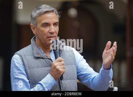 Bukarest, Rumänien - 01. Juni 2020: Dragos Anastasiu, Präsident der Deutsch-Rumänisch-Industrie- und Handelskammer AHK, spricht während eines Pressesprechens Stockfoto