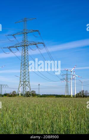 Freileitungen und Windkraftanlagen in Deutschland gesehen Stockfoto