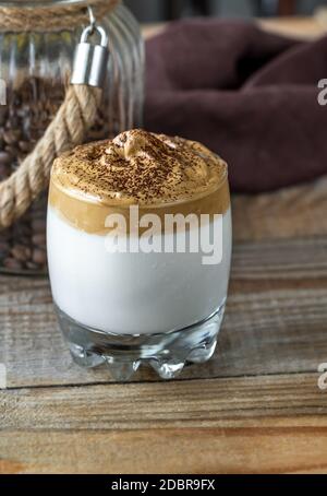 Glas Dalgona Kaffee auf rustikalem Hintergrund Stockfoto