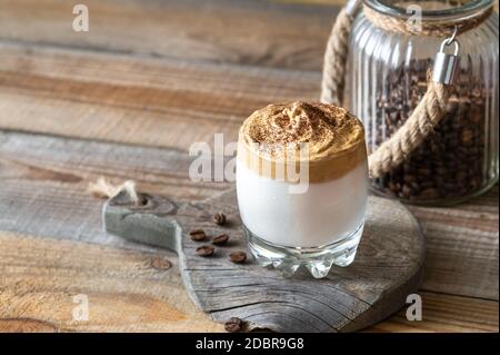 Glas Dalgona Kaffee auf rustikalem Hintergrund Stockfoto