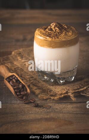 Glas Dalgona Kaffee auf rustikalem Hintergrund Stockfoto