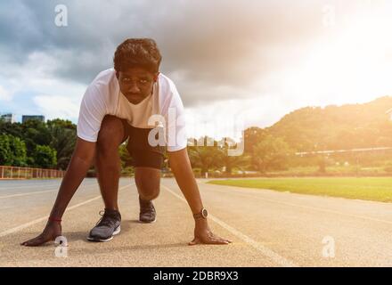Asiatische junge Athlet Sport Läufer schwarz Mann tragen Füße Schuh aktiv bereit, Lauftraining im Freien auf dem Laufband für einen Schritt nach vorne beginnen, h Stockfoto