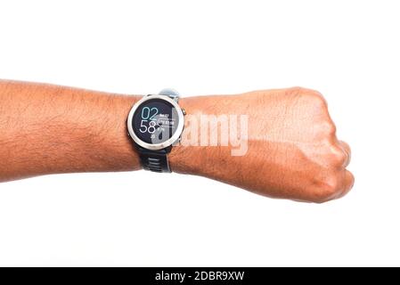 Nahaufnahme Hand junge schwarze Mann tragen moderne digitale Smart-Uhr am Handgelenk, Studio-Schuss isoliert auf weißem Hintergrund Stockfoto