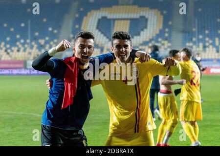 Ploiesti, Rumänien. November 2020. Daniel Vlad #1 aus Rumänien und Alexandru Pascanu #4 aus Rumänien feiern die Qualifikation für die U-21-Europameisterschaft 2021 Qualifying Round Match zwischen den Nationalmannschaften Rumäniens und Dänemarks im 'Ilie Oana' Stadion in Ploiesti, Rumänien. 17.11.2020. Foto: Copyright 2020, Quelle: Cronos/Alamy Live News Stockfoto