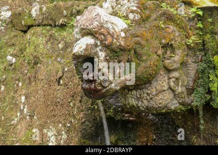 Wasserspeier mit Weihwasser im Komplex der königlichen Gräber der Udayan Dynastie. Alte königliche Gräber am Gunung Kawi Tempel. Bestattungskomplex zentriert aro Stockfoto