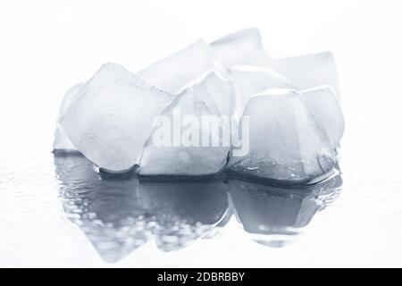 Viele kalte Eiswürfel. Stockfoto