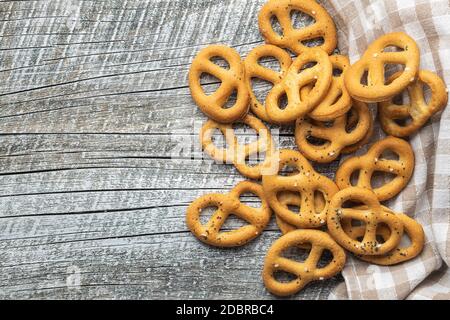 Knusprige Salzbrezeln auf Holztisch. Draufsicht. Stockfoto