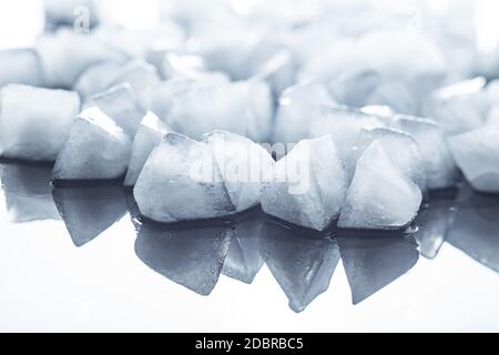 Viele kalte Eiswürfel. Stockfoto