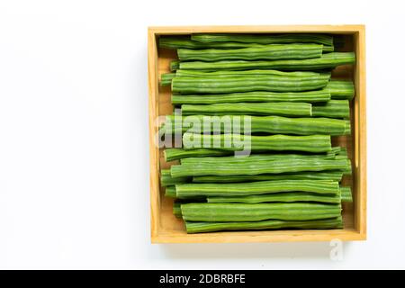 Moringa oleifera in Holzkiste isoliert auf weißem Hintergrund. Stockfoto