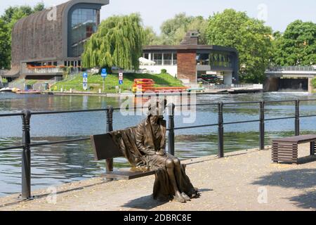 Bydgoszcz, Polen - 26. Juni 2020: Bank von Irena Jarocka, berühmte polnische Sängerin Statue auf dem Boulevard auf dem Fluss Brda neben Opera Nova Stockfoto