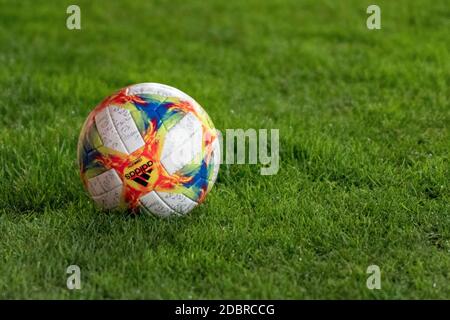 Ploiesti, Rumänien. November 2020. Der offizielle Spielball während der U-21 Europameisterschaft 2021 Qualifying Round Spiel zwischen den Nationalmannschaften von Rumänien und Dänemark im "Ilie Oana" Stadion in Ploiesti, Rumänien. 17.11.2020. Foto: Copyright 2020, Quelle: Cronos/Alamy Live News Stockfoto